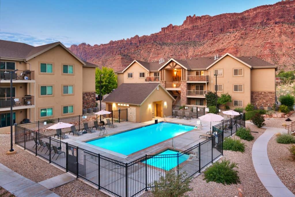 5D New Redcliff Condo, Pool & Hot Tub モアブ エクステリア 写真
